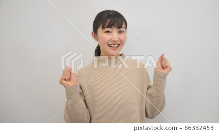 積極和充滿活力的年輕女子 積極和充滿活力的年輕女子 86332453