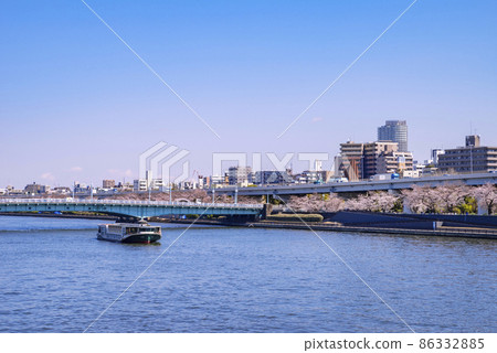 在櫻花盛開的隅田川露台和隅田川上航行的水上巴士“道坎”和琴橋 在櫻花盛開的隅田川露台和隅田川上航行的水上巴士“道坎”和琴橋 86332885