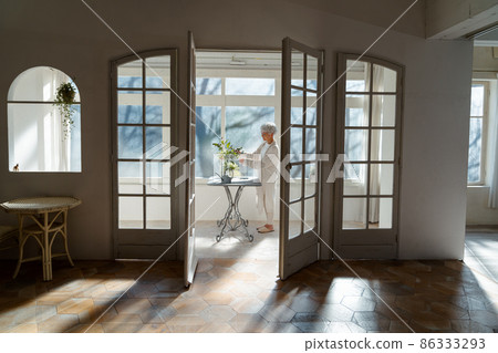 A woman who grows flowers A woman who grows flowers 86333293