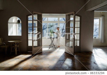 A woman who grows flowers 86333294