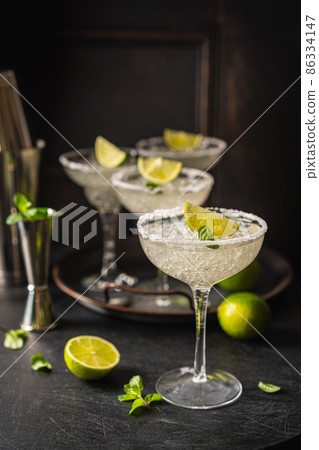 Margarita cocktail with lime 86334147