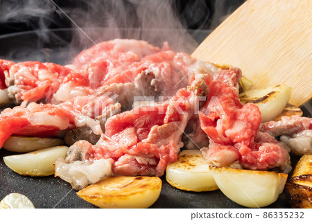 在鐵板上烤牛肉 86335232