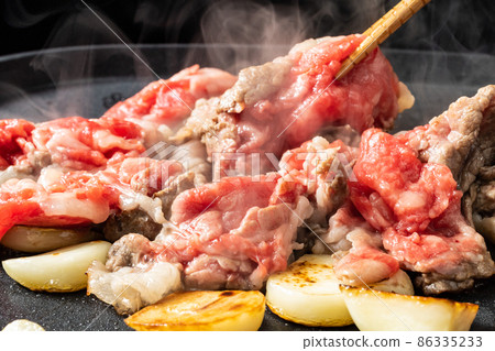 在鐵板上烤牛肉 86335233