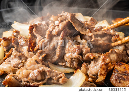 在鐵板上烤牛肉 86335235