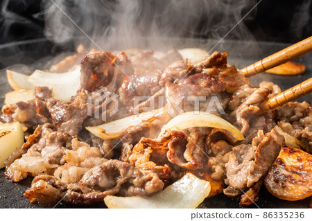 在鐵板上烤牛肉 86335236