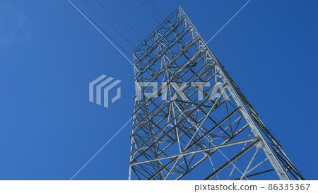 高聳在藍天的輸電線路塔 高聳在藍天的輸電線路塔 86335367