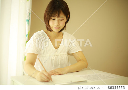 Female practicing hard brush Female practicing hard brush 86335553