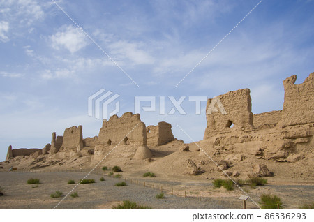 川倉城跡，據說是漢代的塔門之間的兵器庫，現仍留在敦煌市郊 86336293