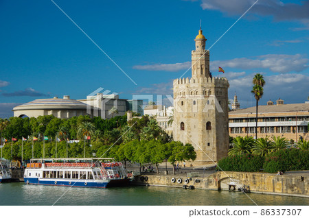 從塞維利亞聖泰爾莫橋看到的阿方索運河和金塔 86337307