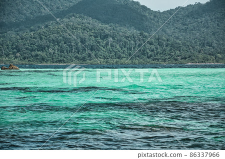 Seascape view of the beautiful Andaman sea around Koh Lipe island 86337966