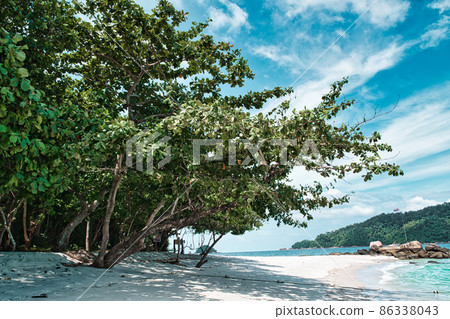 Seascape view of the beautiful Andaman sea around Koh Lipe island 86338043