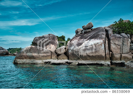 Seascape view of the beautiful Andaman sea around Koh Lipe island 86338069
