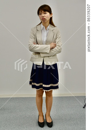 佛頂上的年輕女子 佛頂上的年輕女子 86339207