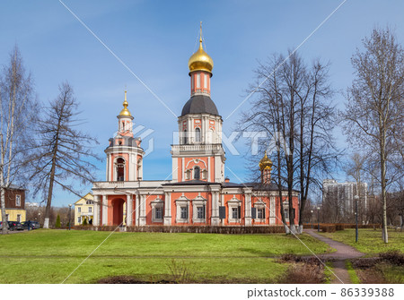 Red church in Sviblovo park, Moscow, Russia 86339388