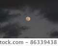透過雲層的縫隙看到的月亮。 86339438