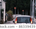 這是一輛接近停車標誌的汽車。 86339439