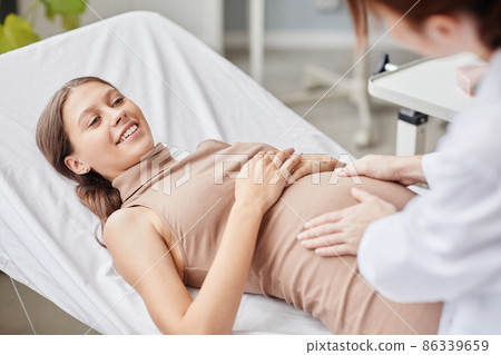 Pregnant woman visiting gynecologist at hospital 86339659