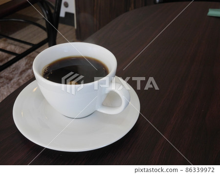 喝杯咖啡休息一下。休息和放鬆的時間。度過一段平靜的時光。 86339972