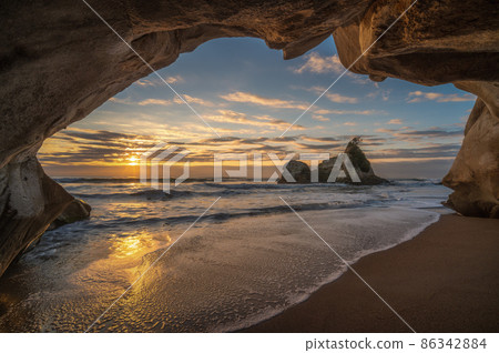 茨城縣日立市東滑海灘綠地的軟糖島的早晨 茨城縣日立市東滑海灘綠地的軟糖島的早晨 86342884