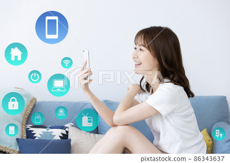 年輕女性物聯網形象 年輕女性物聯網形象 86343637
