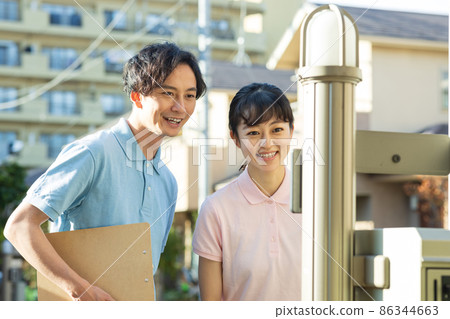 站在居民區的醫務人員 86344663