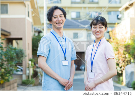 工作人員站在住宅區 86344715