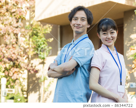 工作人員站在住宅區 86344722