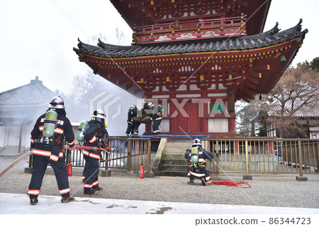 Firefighting training on Cultural Properties Fire Prevention Day: Scenery of carrying out cultural properties by firefighters 86344723
