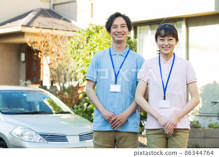 工作人員站在住宅區 86344764