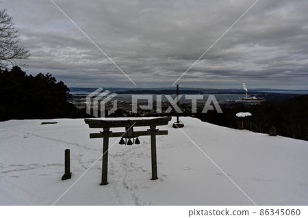 Snow scene of Nanao Castle Ruins 86345060