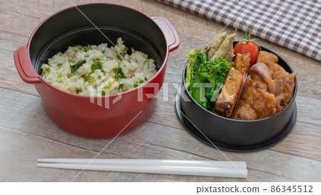 Round lunch box lunch box (lunch box) Pork tatsutaage, mat Round lunch box lunch box (lunch box) Pork tatsutaage, mat 86345512