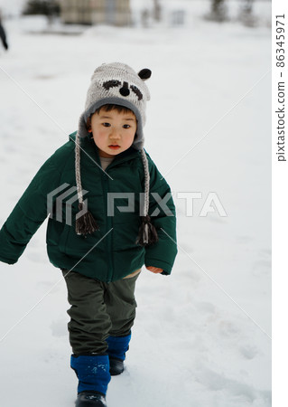 父母和孩子在雪地裡玩耍 父母和孩子在雪地裡玩耍 86345971