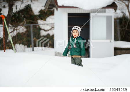 父母和孩子在雪地裡玩耍 父母和孩子在雪地裡玩耍 86345989