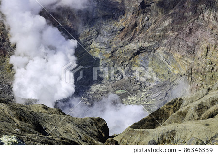 阿蘇山火山口（熊本縣阿蘇市）是可以近距離觀察活火山的旅遊景點 86346339