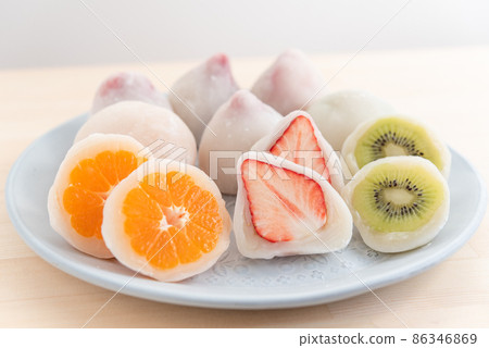 Cross section of many fruits Daifuku on a plate Ichigo Daifuku Mikan Daifuku Kiwi Daifuku 86346869