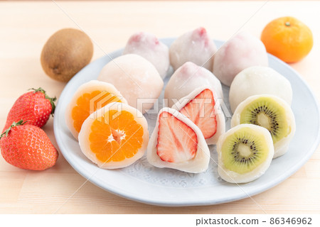 盤子上許多水果大福的橫截面 Ichigo Daifuku Mikan Daifuku Kiwi Daifuku 盤子上許多水果大福的橫截面 Ichigo Daifuku Mikan Daifuku Kiwi Daifuku 86346962