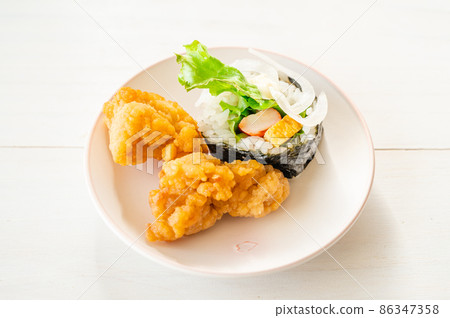Lettuce roll and fried chicken 86347358