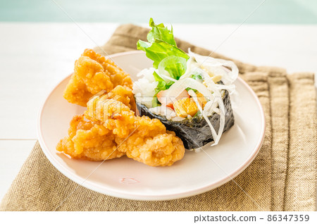 Lettuce roll and fried chicken Lettuce roll and fried chicken 86347359