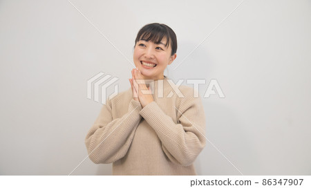 Young woman with happy delusions 86347907