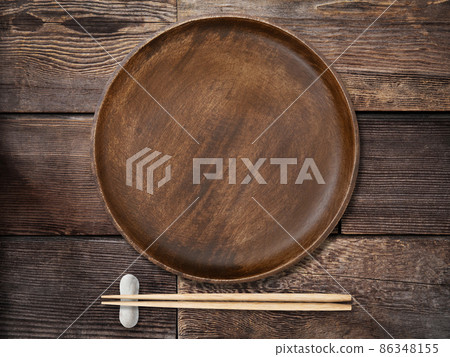 放在一張木桌上的盤子 放在一張木桌上的盤子 86348155