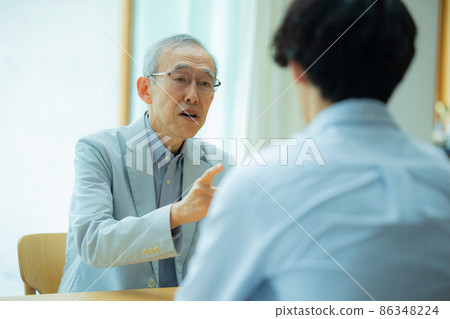 標題 老人和年輕人談話 86348224