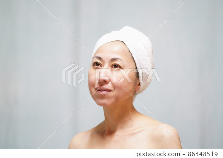 一個真臉的中年婦女，頭上裹著毛巾 86348519