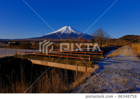 20220131 Mt. Fuji in the clear blue sky on a winter morning from the Shinnasho River in Oshino Village 86348758