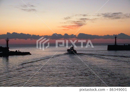 Fishing boat leaving Hiwasa Port 86349001