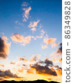 在晴朗的秋天黃昏天空和山腰下的山邊緣的橙色雲彩 86349828