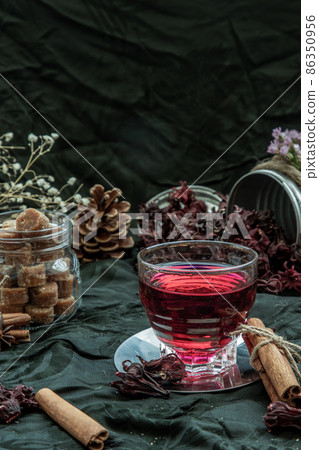 Roselle tea (Jamaica sorrel, Rozelle or hibiscus sabdariffa ) with dry roselle and brown cane sugar cube. 86350956
