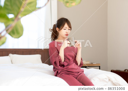 放鬆在臥室的婦女 86351008