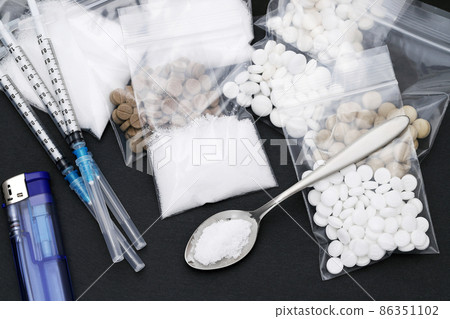 Drugs and syringes 86351102