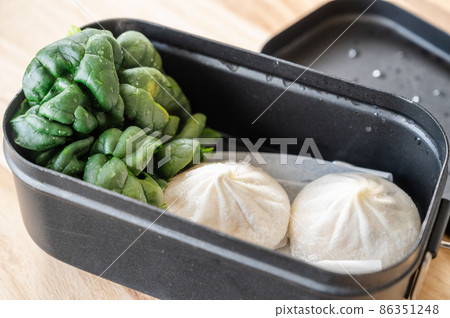 Steam the dumplings with Mestin 86351248