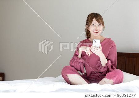 放鬆在臥室的婦女 放鬆在臥室的婦女 86351277